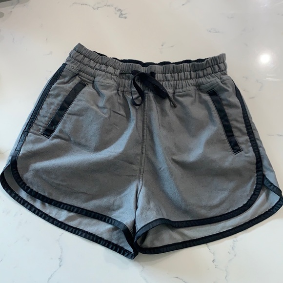 lululemon Varsity Shorts Unlined Grey/Black Sz4 - Picture 1 of 10